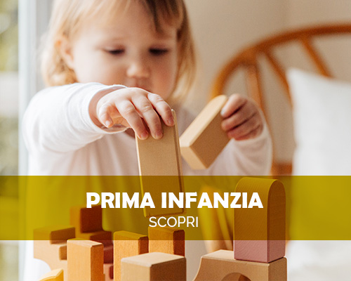 Immagine di una bambina concentrata mentre gioca con entusiasmo alle costruzioni di legno.